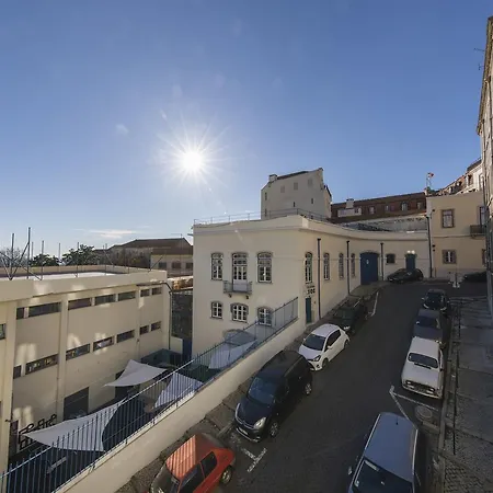 Spacious 4bdr River View شقة *