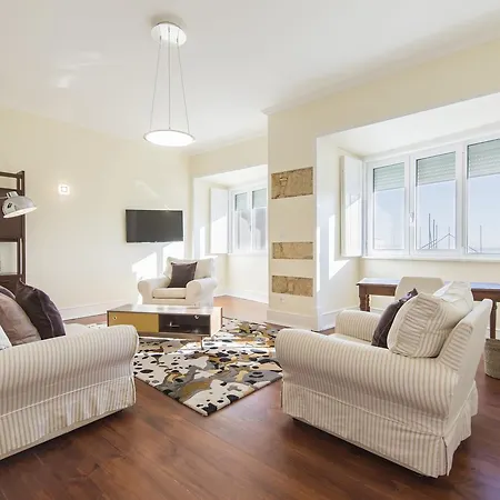 Spacious 4bdr River View شقة *