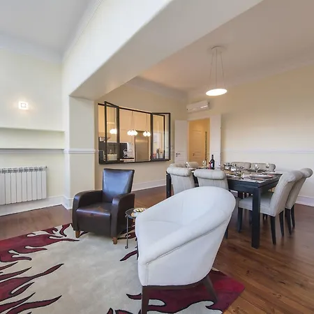 Spacious 4bdr River View Апартаменты