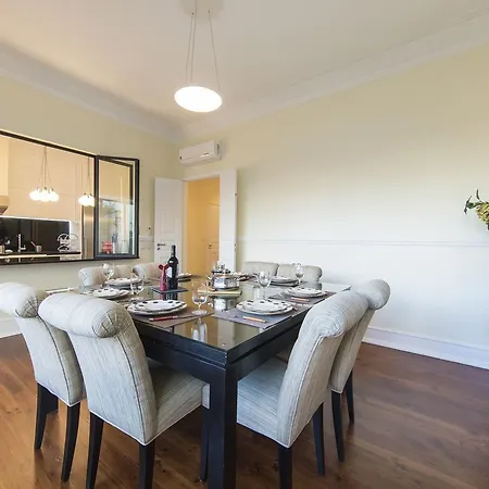 Spacious 4bdr River View Апартаменты *