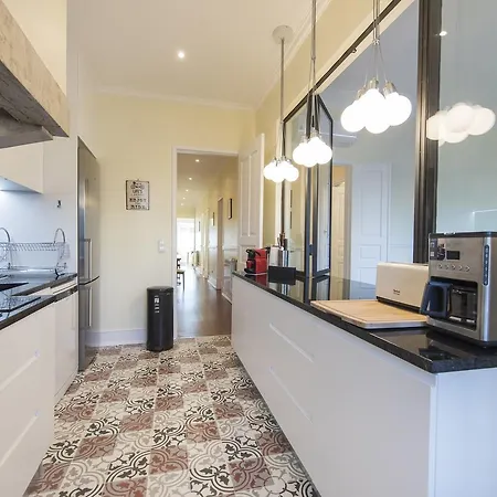 Spacious 4bdr River View Apartman *